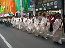 御衣奉献祭（おんぞほうけんさい)       ７月２５日（土）午後５時